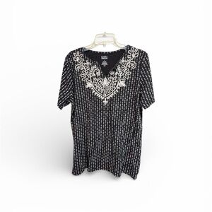 Croft and Barrow Black and White Women's  knit embroidered Top